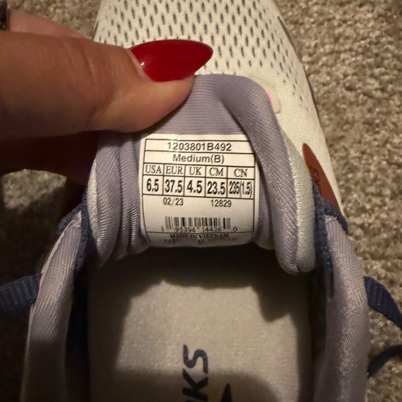 Brooks - Picture 4 of 4